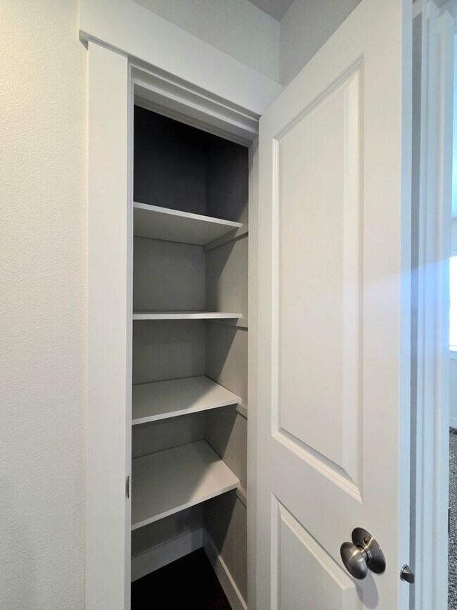 Building Photo - Newer Rambler in Mary Hill Estates!