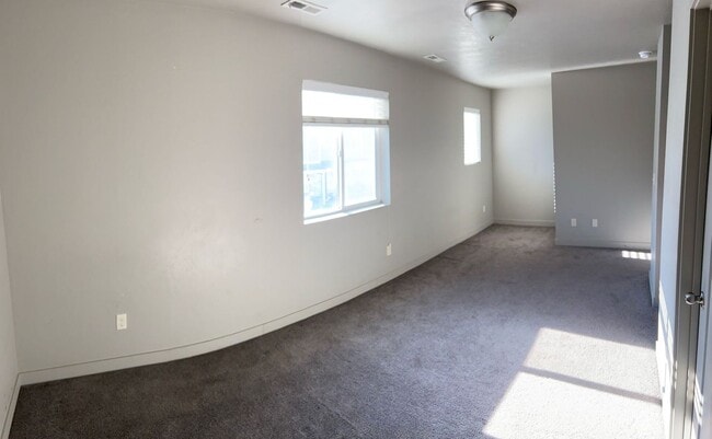 Building Photo - Amazing 2 Story Townhome in Vineyard w/ at...
