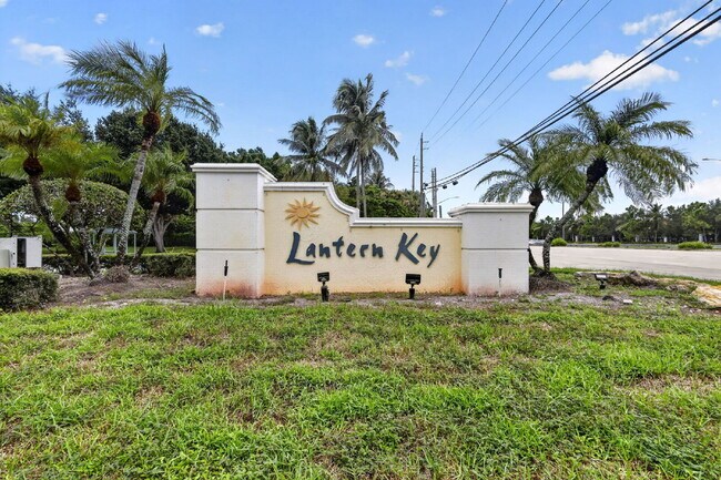 Building Photo - "Charming 2 Bed plus Den, 2-Bath Townhouse with 1500 Sq Ft of Comfort in Greenacres!"