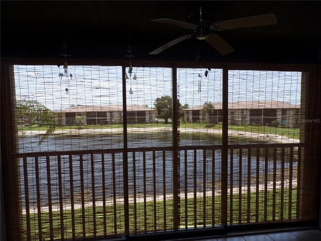 Building Photo - 4016 Oakview Dr