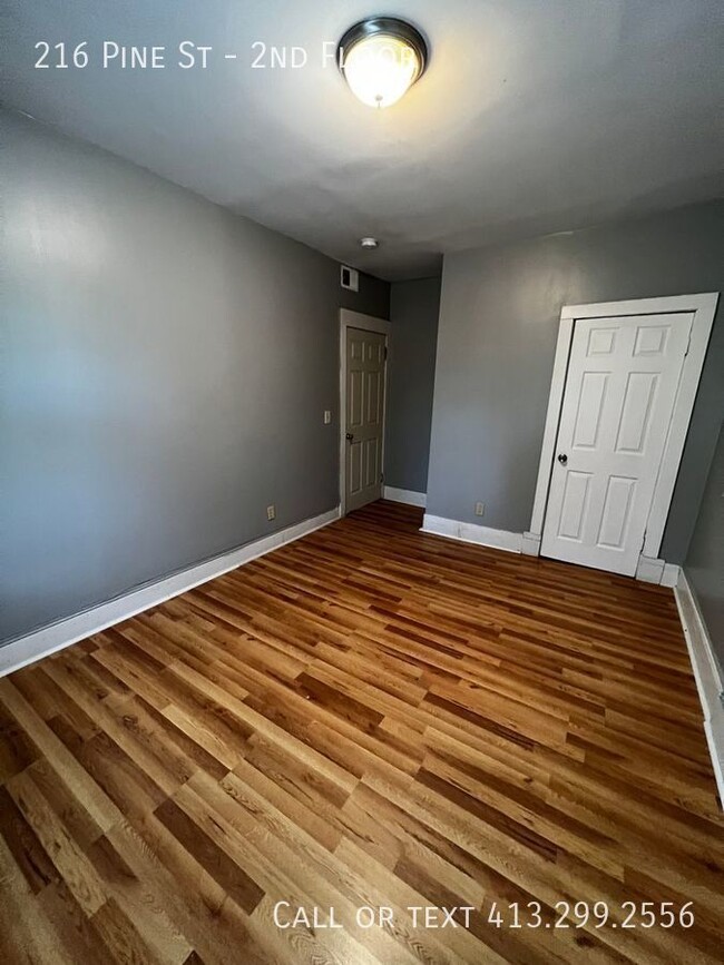 Building Photo - Large, Four Bedroom Unit Close To Food, Sh...