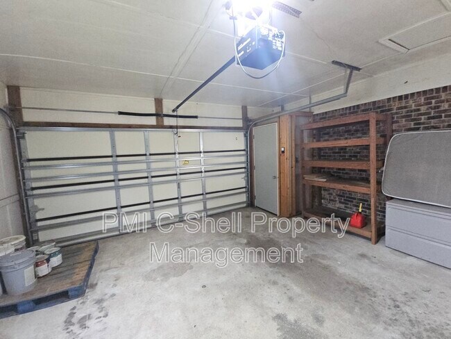 Building Photo - 4625 Tree Line Dr