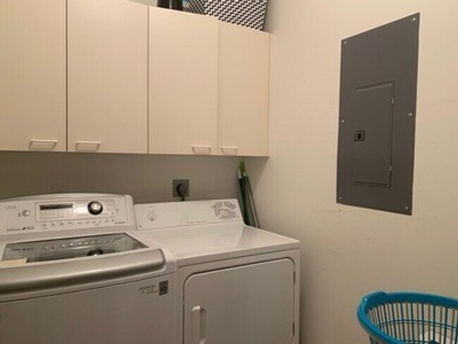 Building Photo - 2021 Crestview Way