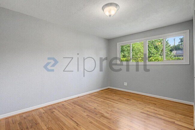 Building Photo - Unit