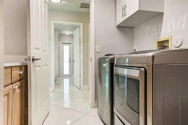 Building Photo - 10133 NW 48th Dr