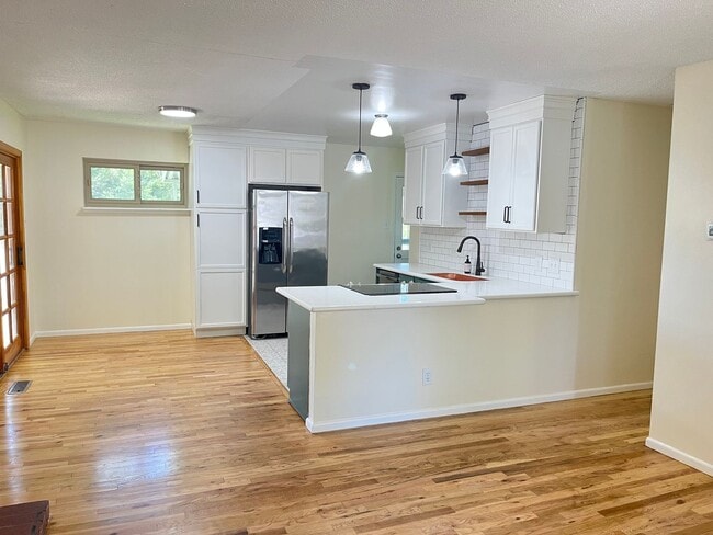 Building Photo - Charming 3-Bedroom Home - Close to Everything - Tons of Upgrades