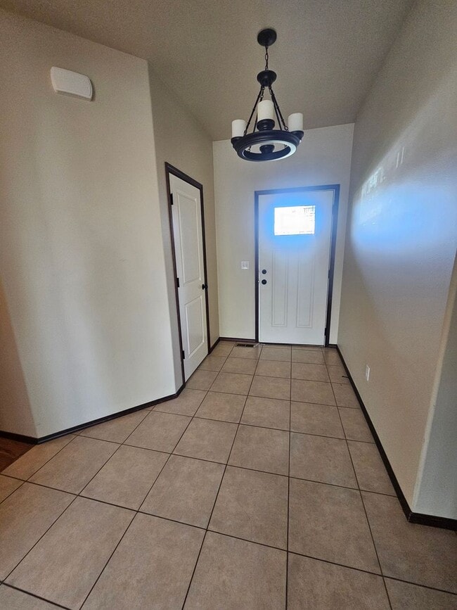 Building Photo - Spacious Home!