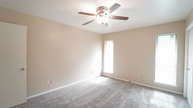 Building Photo - FOR LEASE! 2 Bedroom - 1 Bath - Upstairs U...