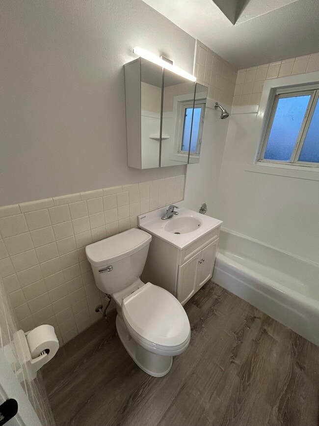 Building Photo - 1002 Main St