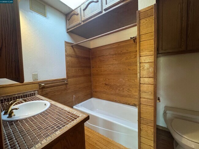 Building Photo - 919 Janet Ln