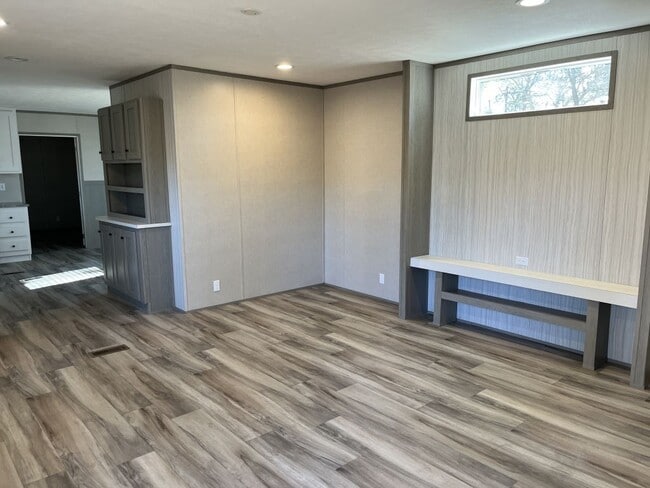 Building Photo - 220 Sequoia Dr