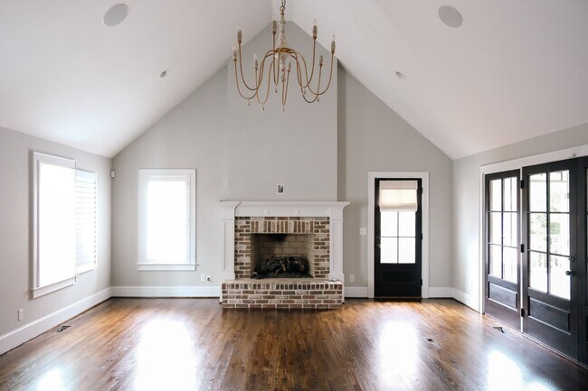 Building Photo - Luxury 4br/3.5ba house