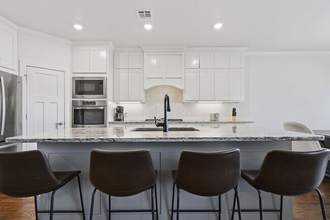 Building Photo - Stunner! This beautiful home features a spacious open floor plan with primary suite and private o...