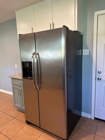 Stainless steel appliances - 3917 Lancelot Ln