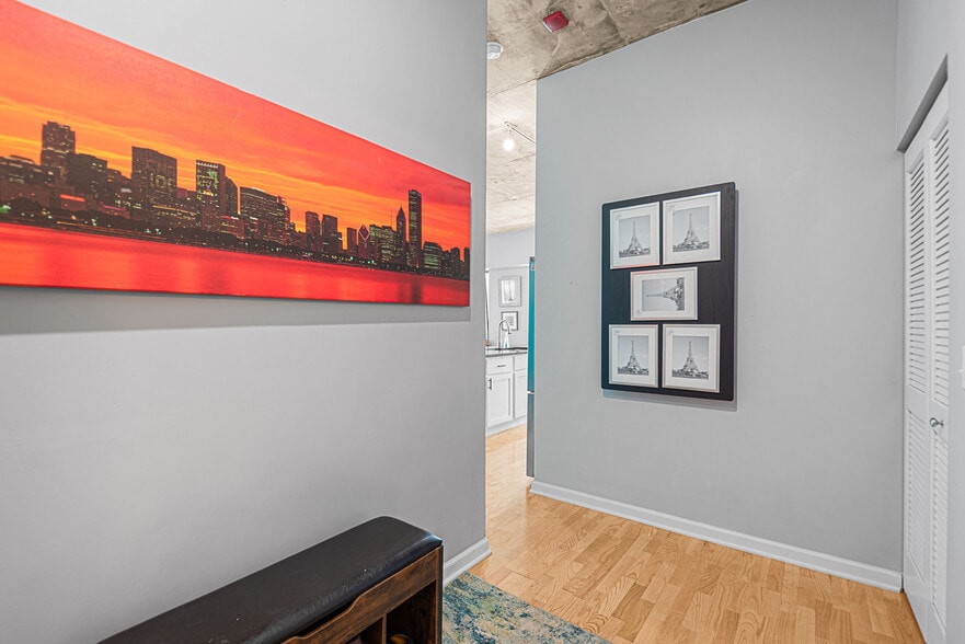 condo entrance - 1122 W Catalpa Ave