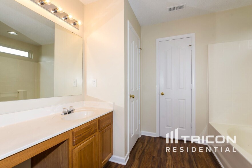 Building Photo - 4643 Fox Thorne Dr