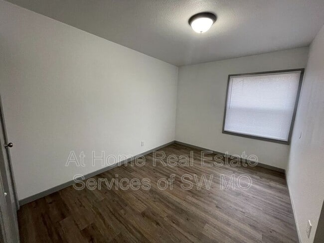 Building Photo - 1438 E Elm St