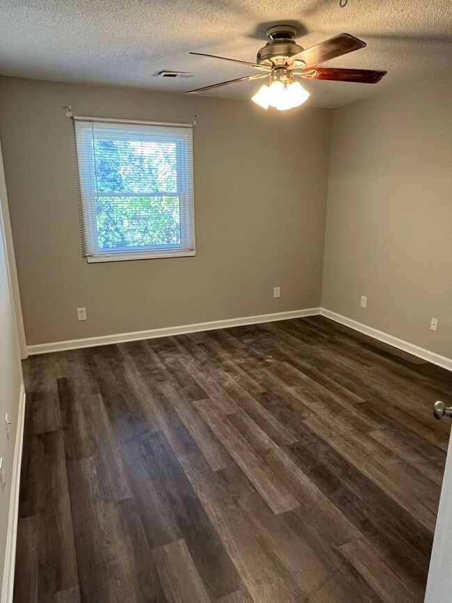 Building Photo - Remodeled 2 Bed, 2 Bath Duplex Unit in Kan...