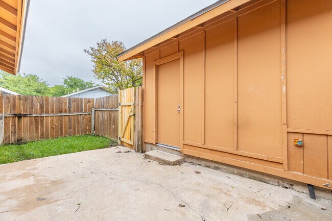 Building Photo - 323 W William Cannon Dr