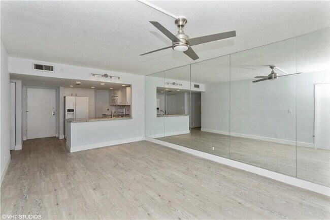 Building Photo - 1000 River Reach Dr