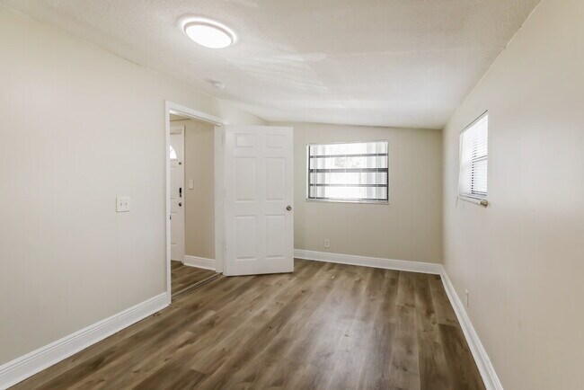 Building Photo - 3781 SW 41st St