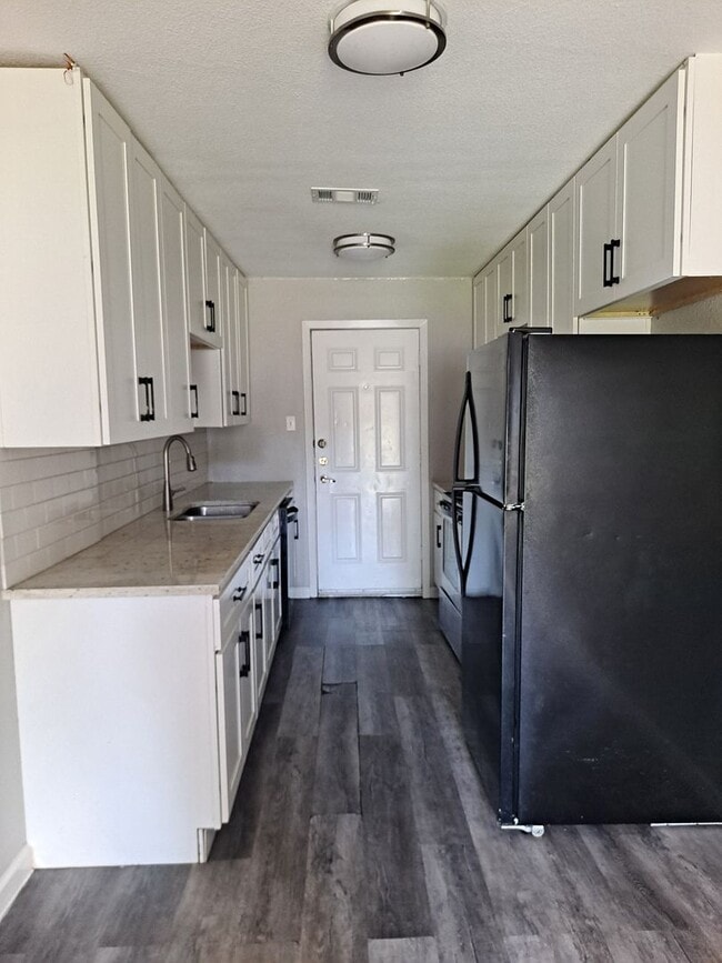 Building Photo - Cozy 2 Bedroom in Irving Available Now!