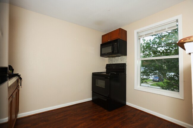 Building Photo - 256 E Pecan Ln