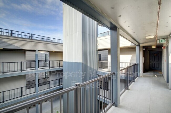 Building Photo - 600 N 85th St