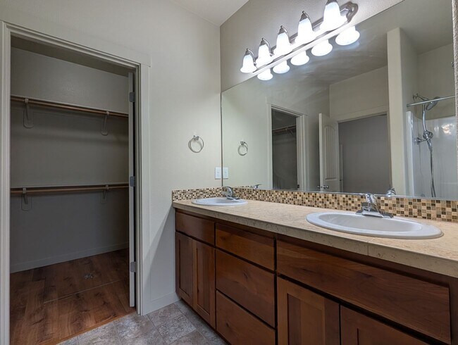 Building Photo - Great 3bed/2 bath home with solid surface flooring!