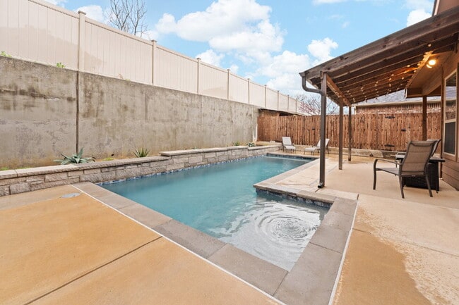 Building Photo - Spacious 5-Bedroom Retreat on Hidden Lake Court with Pool