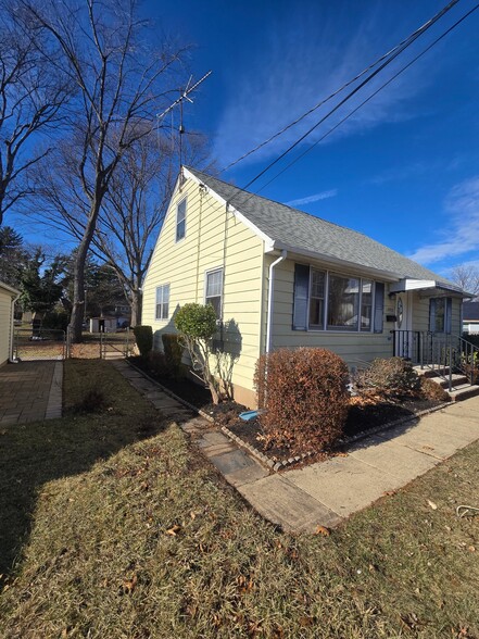 Building Photo - 1712 Kenyon Ave