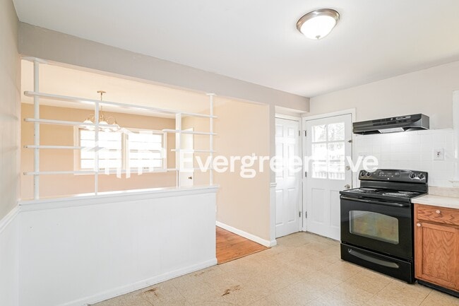 Building Photo - 380 S St Jacques St