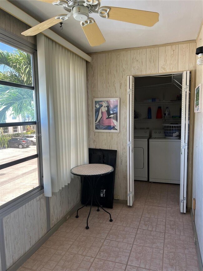 Building Photo - 720 Burgundy L