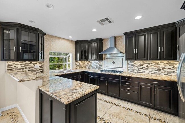 Building Photo - 5 Bedroom 5.5 Bathroom Pool Home in Encino