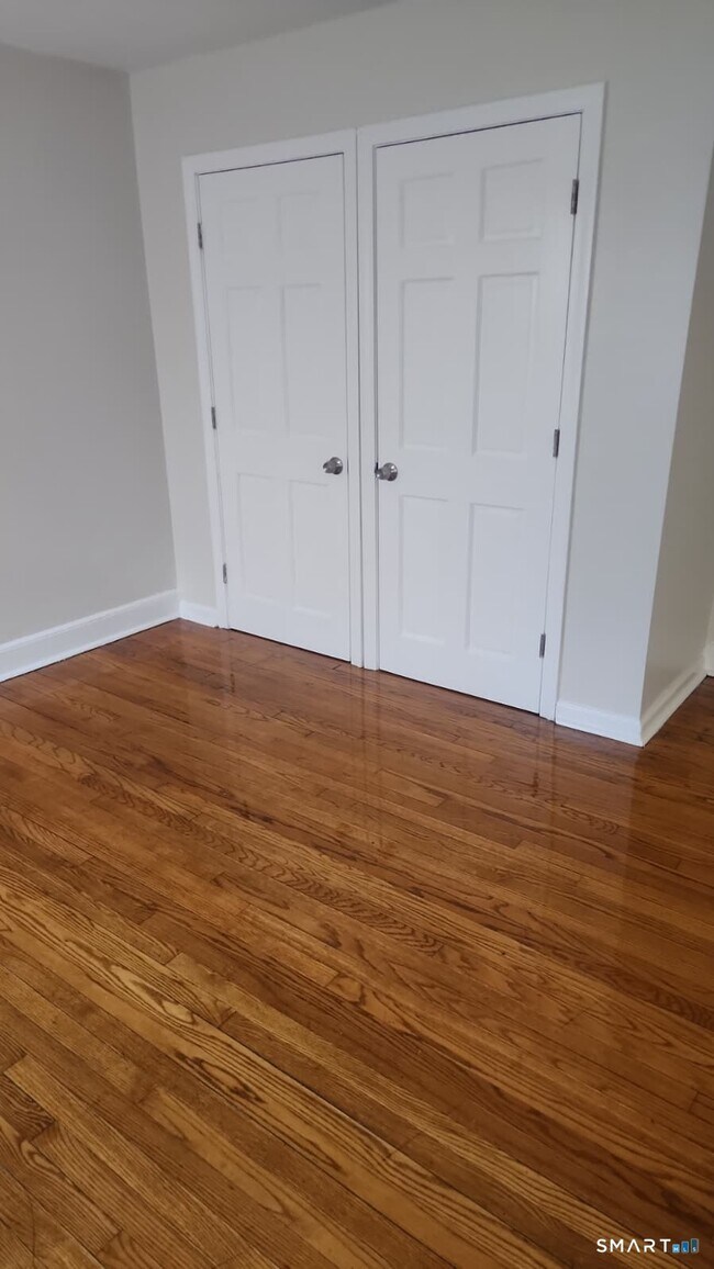 Building Photo - 60 Lincoln Ave