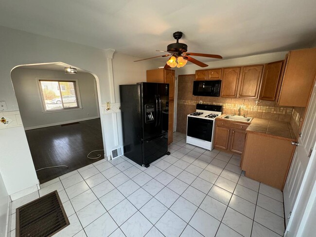 Building Photo - 1834 Illinois St