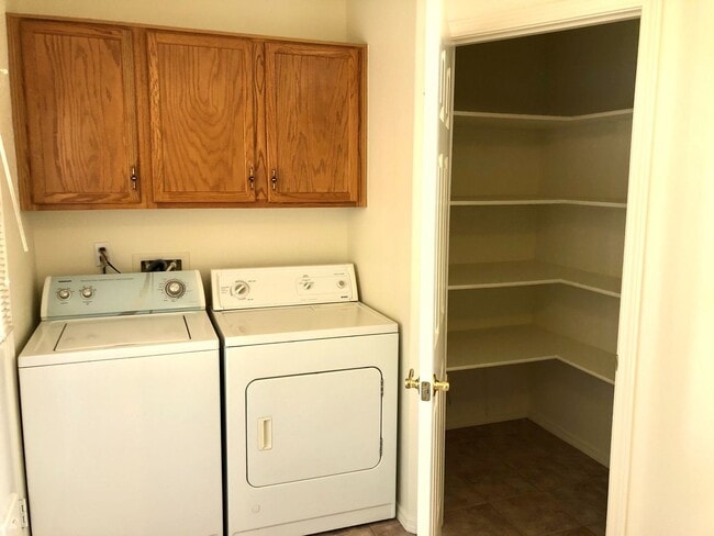 Building Photo - Beautiful 2 Bedroom, 2 bathroom Home in El Camino Village!