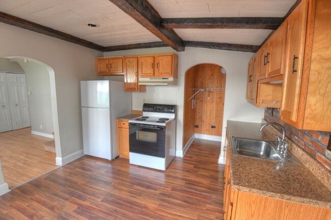 Building Photo - 5 Bed /2 Bath Single Family Home for Rent ...