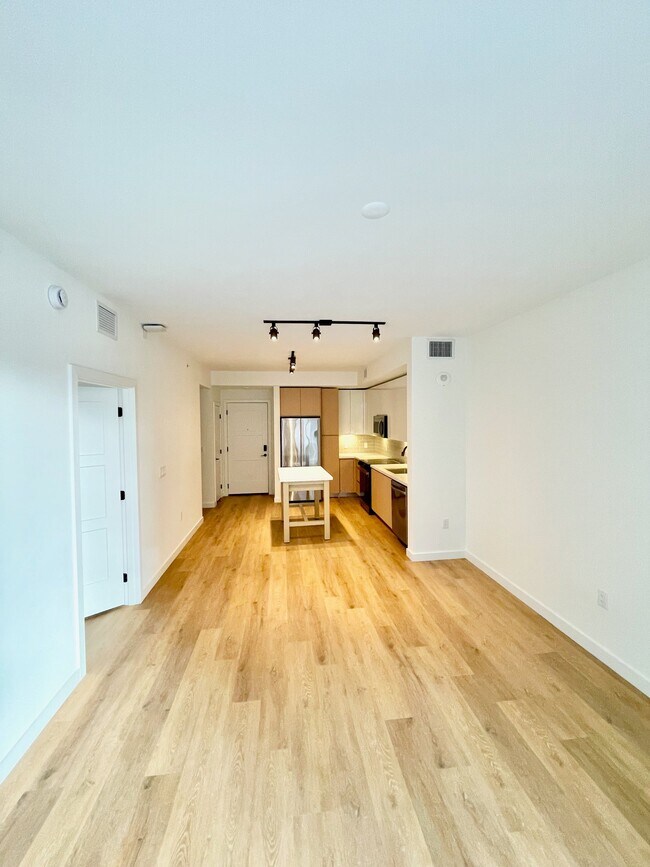 Building Photo - 1785 NE 124th St
