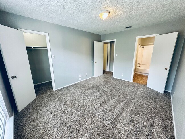 Building Photo - 1318 Southport Dr