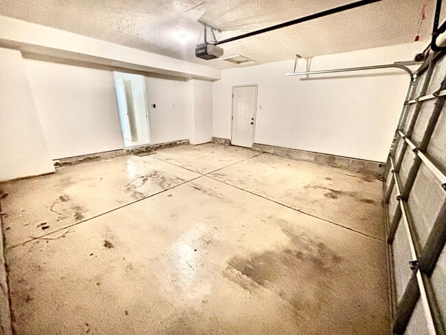 Building Photo - 3 Bedrooms, 2.5 Baths, and a Secret Agent Garage!