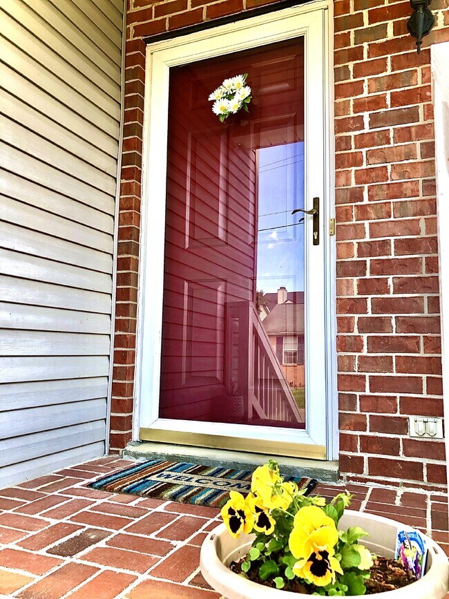 Building Photo - COMING SOON... Split-Level 3Bed/2Bath in H...