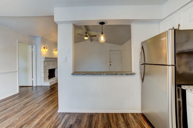 Building Photo - REMODELED CONDO / 2 BED 2 BATH