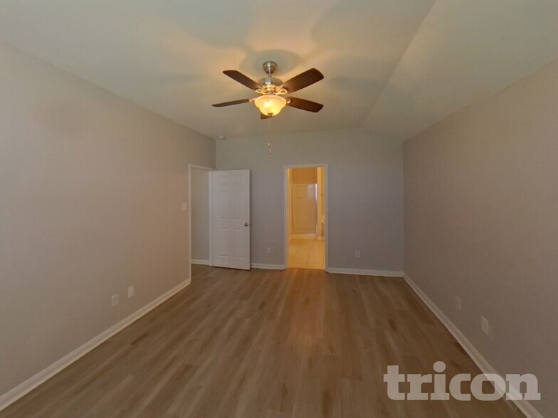 Building Photo - 825 Hawthorne Rd