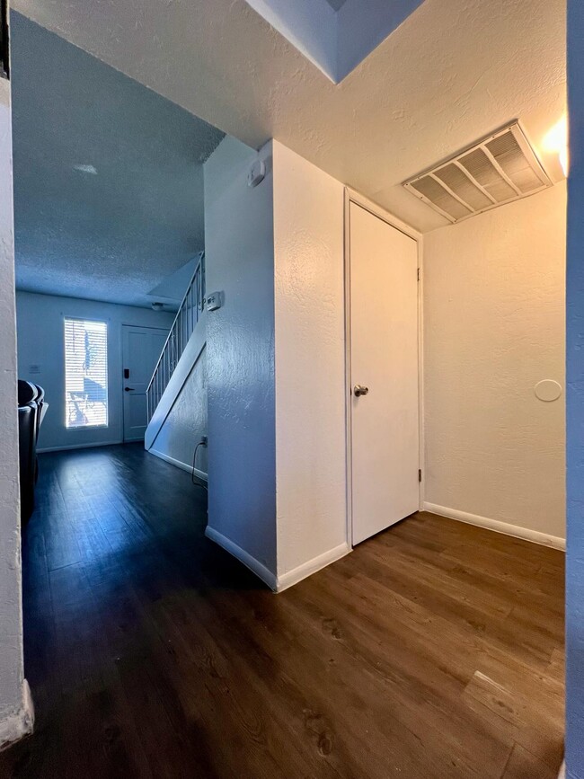 Building Photo - 4615 N 39th Ave