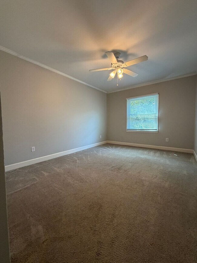 Building Photo - End unit townhouse in South Park