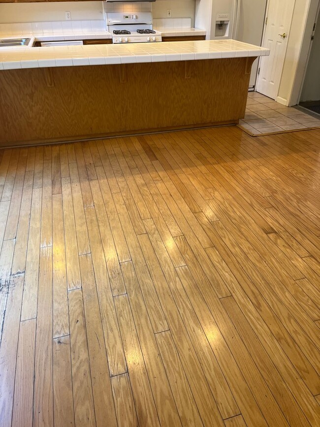 Building Photo - 3 bedroom 2.5 bath town home with large bo...