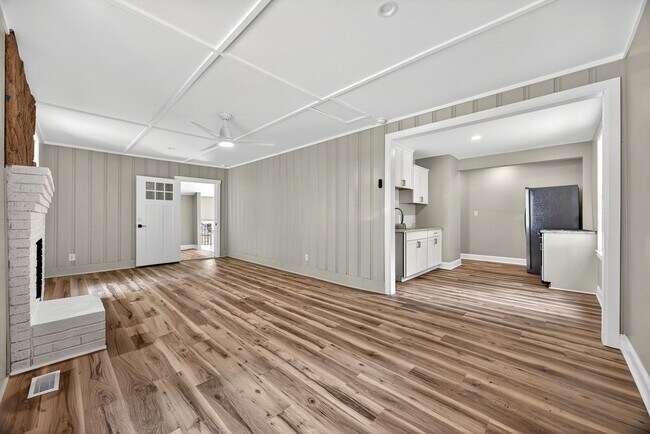 Building Photo - 2218 Holt Dr