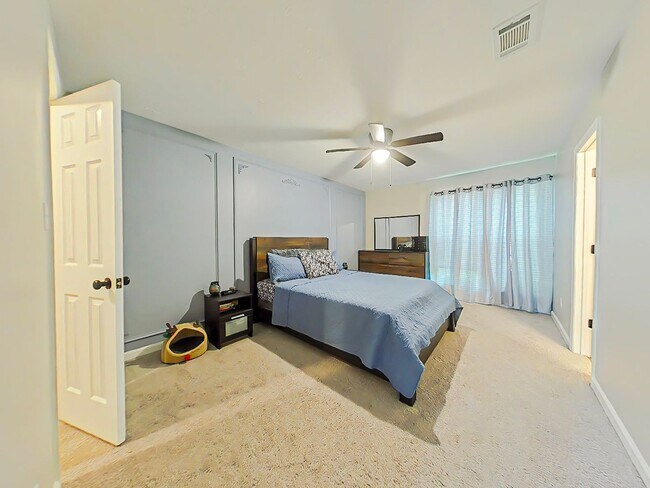 Building Photo - 4 Bedroom Brick Ranch in Woodlake!