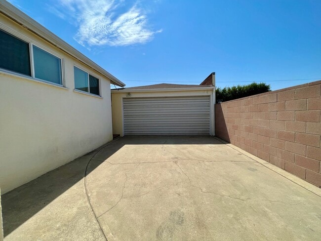 Building Photo - Large 3 Bedroom 2 Bath Home